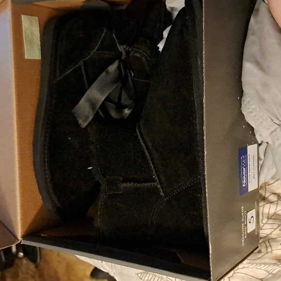 Boots.   Paws by bear paw boots size 5 - Picture 6 of 6